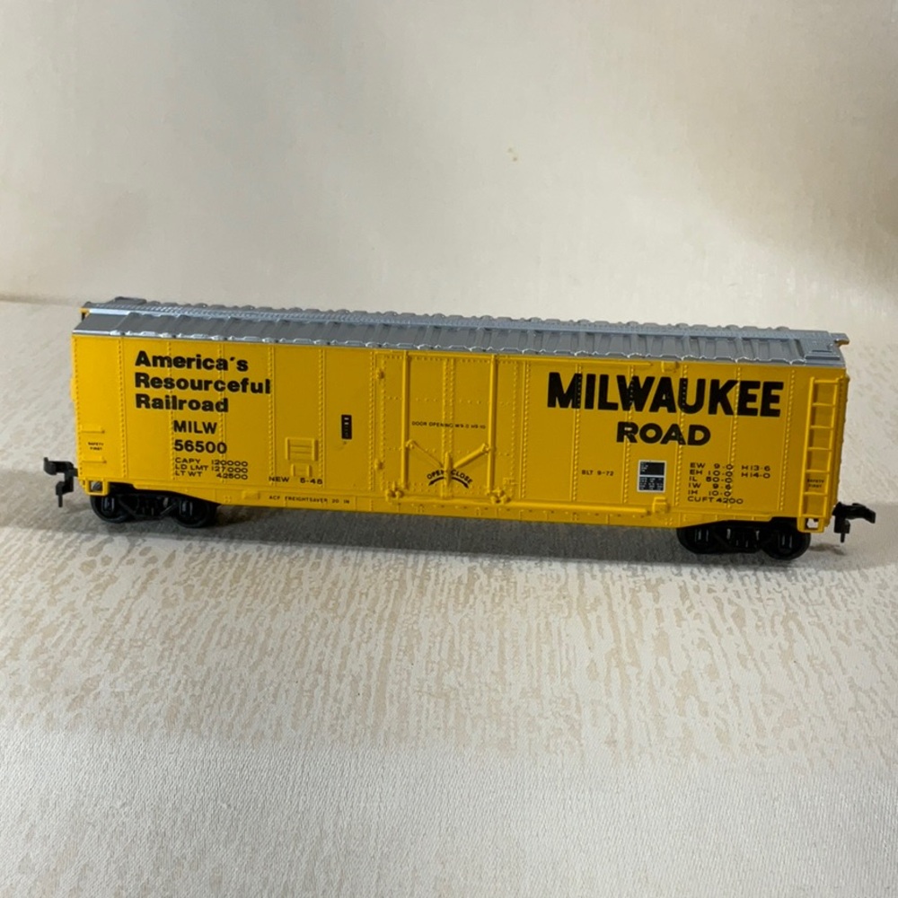 Bachmann HO Scale Milwaukee Road 50' Plug Door Boxcar, model number MILW 56500